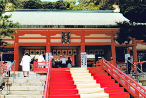 先帝祭初日、奉納行事が行われる拝殿入口。