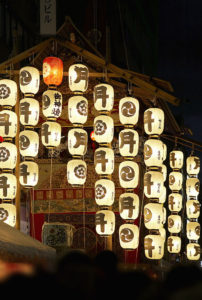 京都の夏の風物詩、祇園祭。7月1日から一か月間にわたって行われる。