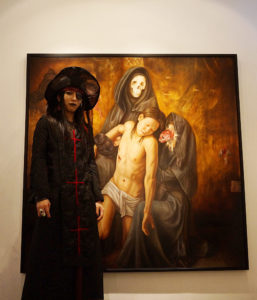 2012年の個展「審判-the transiency of life-」（銀座ヴァニラ画廊）でメインとなった大作。個展時、黒鬼劉刺覇さんと。