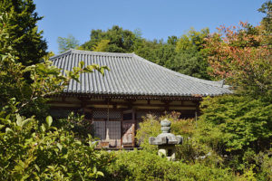 六歌仙・三十六歌仙の一人、在原業平が開基とされる不退寺。境内は四季折々の花々が咲き乱れる。