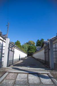 法住寺に隣接する、御陵の門とアプローチ部分。