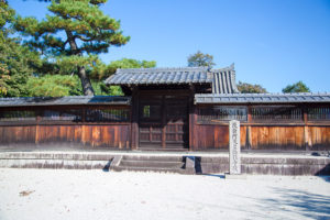 後白河天皇陵。寺院の後方に位置する。