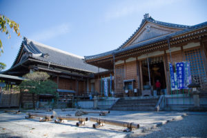 寺院内。法皇の身代りとなったと伝えられる「身代り不動明王」が今も信仰を集める。