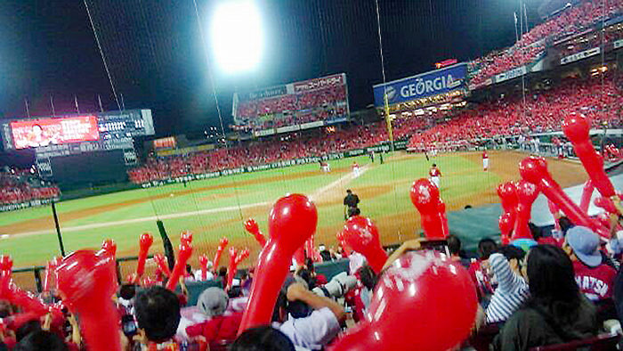 広島カープの熱狂的ファンで盛り上がるスタジアム。