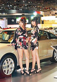 モーターショーの女性コンパニオン。東京モーターショーでは、男性コンパニオンも。