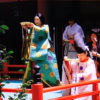 「二、妙の今様」平安貴族の袿（うちぎ）姿で、有名な今様二首をご神前に捧げる。