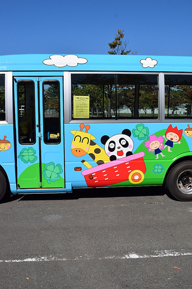 幼児が乗りたくなるような、可愛い絵柄の幼稚園の送迎バス。安全性に配慮されていると思いきや････