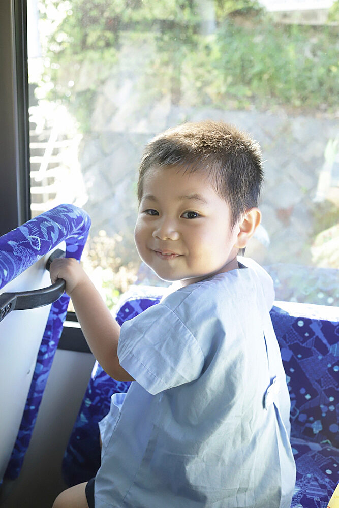 我が子を乗せている園児送迎バスにはシートベルトがないことを、親は認識しているのだろうか。